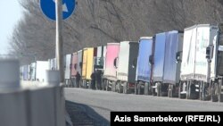 Кыргыз-казак чек арасындагы "Ак-Тилек" көзөмөл өткөрүү жайында кезек күткөн автоунаалар. 23-февраль. 2022-жыл. 