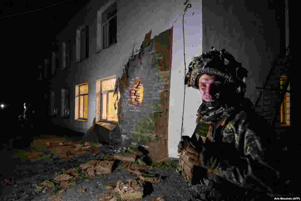Український військовий стоїть біля місця обстрілу дитячого садка в населеному пункті Станиця Луганська, 17 лютого 2022 року
