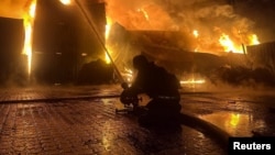 Depozitul petrolier cheie din Crimeea arde după atacurile aeriene ucrainene; Odesa, de asemenea, lovită de Rusia