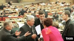 Депутат может выйти из партии, в составе которой прошел в Думу, но в другую партию вступить не может
