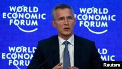 „Armele sunt calea către pace”, iar, „ceea ce se întâmplă în jurul mesei de negocieri depinde în totalitate de forța afirmată pe câmpul de luptă. Și dacă vrem ca Ucraina să învingă, atunci ei au nevoie de forță militară”, spune secretarul general al NATO, Jens Stoltenberg.