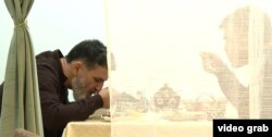 Хәлелдің асханасында тамақ ішіп отырған мигранттар.
