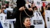Imagine de arhivă din timpul unui protest în care este simulată o spânzurare publică. Protestele continuă în Iran după ce autoritățile l-au spânzurat, luni dimineața, pe tânărul Majidreza Rahnavard fără un proces real.