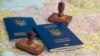 Украинские биометрические паспорта. Иллюстрационное фото