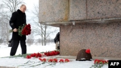 Путин возлагает цветы к одному из блокадных мемориалов