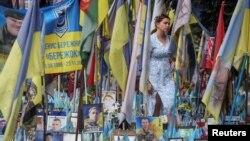 O femeie la memorialul din Kiev al victimelor războiului, la 6 august 2025.