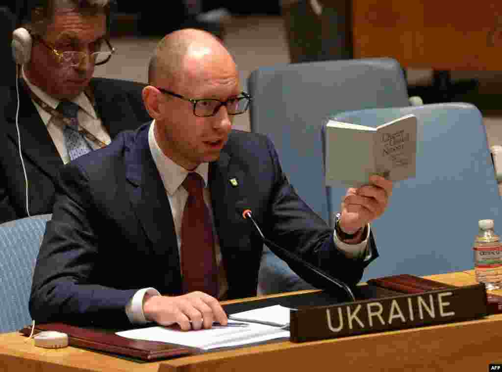 Украина премьер-министрі Арсений Яценюк 13 наурызда БҰҰ Қауіпсіздік кеңесінің төтенше жиынында сөз сөйлеп, өз елі &quot;еш себепсіз және негізсіз&quot; әскери басқыншылыққа ұшырағанын, бірақ дағдарысты бейбіт жолмен шешуге мүмкіндік барын мәлімдеп, Ресейді келіссөз өткізуге шақырды. Одан бір күн бұрын Яценюкпен Ақ үйде кездескен АҚШ президенті Барак Обама&nbsp;Украинаның территориялық тұтастығын сақтауда Вашингтонның осы ел жағында болатынын мәлімдеген. Обаманың айтуынша, Ресей президенті Владимир Путин Украина дағдарысына қатысты ұстанымын өзгертпесе, Батыс елдері шаралар қолдануға мәжбүр болады. 