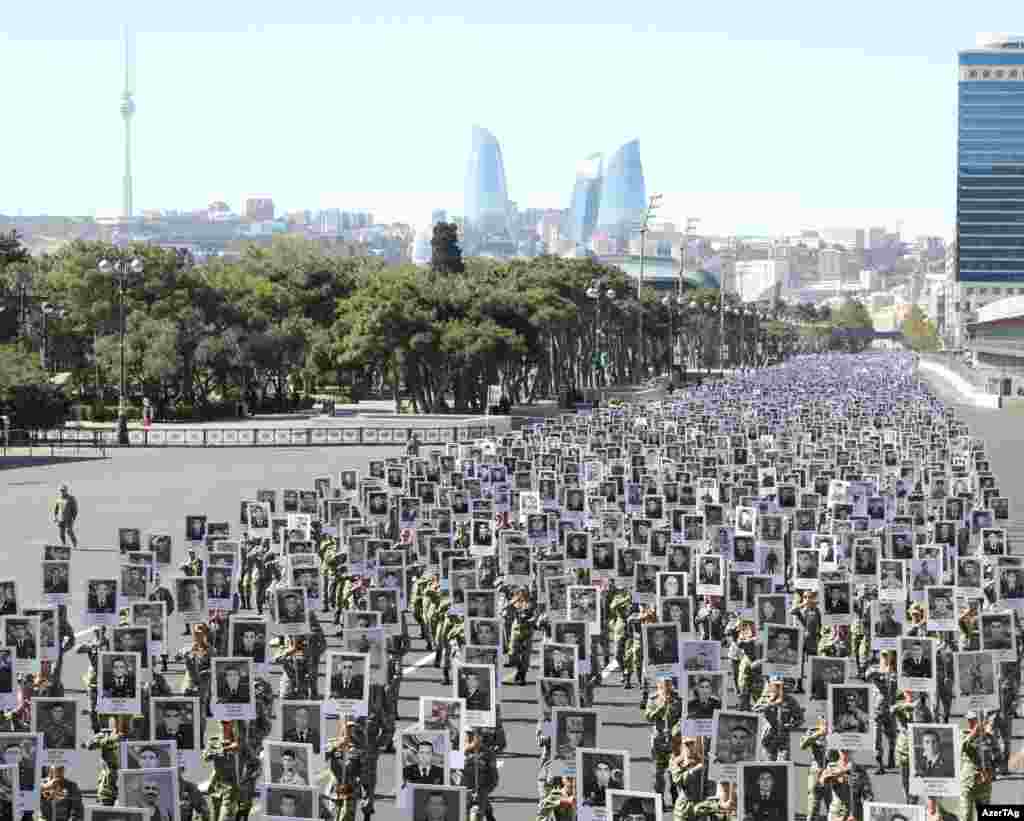 Mii de soldați mărșăluiesc în capitala Baku purtând pancarte cu fotografiile soldaților și civililor uciși în 2020, în cea mai intensă escaladare a conflictului din regiunea Nagorno-Karabakh de la armistițiul încheiat în anul 1994.