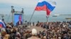 Жители Севастополя слушают телеобращение президента России Владимира Путина. 17 апреля 2014 года